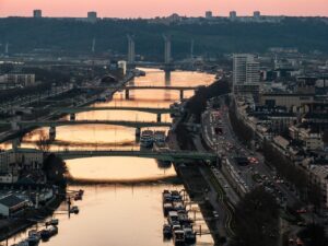 Ze Chambers Visiter Rouen, main dans la main